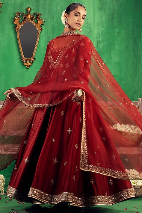 Red Embroidered Anarkali Set Design by Jigar Mali at Pernia's Pop Up Shop 2023 Mahima Mahajan Anarkali, Jigar Mali, Mahima Mahajan, Silk Anarkali Suits, Popup Shop, Mehendi Outfit, Silk Anarkali, Dresses Traditional, Embroidered Anarkali