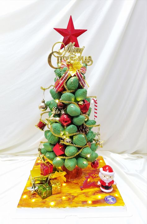 Christmas Strawberry Tower, Macaron Centerpiece, Strawberry Christmas Tree, Strawberry Towers, Christmas Themed Desserts, Christmas Tower, Strawberry Christmas, Dessert Tower, Thanksgiving Chocolates