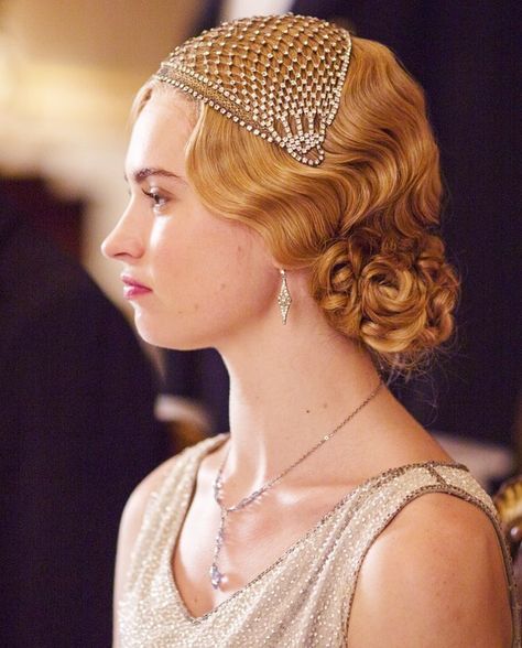 Lily James as Lady Rose MacClare { Downton Abbey, 2010-2015 } Downton Abbey Hairstyles, Downtown Abbey Fashion, Look Gatsby, Downton Abbey Costumes, Style Année 20, Downton Abbey Style, Bijoux Art Deco, 1920s Hair, Downton Abbey Fashion