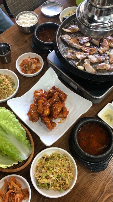 #samgyupsal #korean Korean Samgyupsal Aesthetic, Samgyupsal Photography, Samgyupsal Ig Story, Korean Cooking Aesthetic, Samgyup Date, Korean Food Table, Korean Food Aethstetic, Korean Fast Food, Pause Game