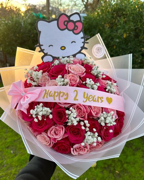 Hello Kitty anniversary bouquet💕🤍 - - - - - #hellokitty #hellokittylover #explore #explorepage #exploremore #hellokittycore #hk #hellokittyaddict #pink #babysbreath #pinkroses🌹 #pinkflowers #roses #ramo #ramos #ramodeflores #ramobuchon #anniversary #smallbusiness #florist #flowers #flower #flowerstagram #flowerpower #flowerphotography #flowerlovers #rose #sacramento #viral #virals Hello Kitty Rose Bouquet, Hello Kitty Flowers Bouquet, Hello Kitty Bouquet Of Flowers, Pink Babysbreath, Hello Kitty Ramo, Hello Kitty Flower Bouquet, Valentine Pics, Hello Kitty Bouquet, Ramo Ideas