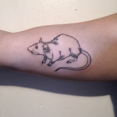 Cute Rat Tattoo, Rat Tattoo, Diy Tattoo Permanent, Famous Tattoo Artists, Mouse Tattoos, Handpoke Tattoo, A Rat, Poke Tattoo, Diy Tattoo