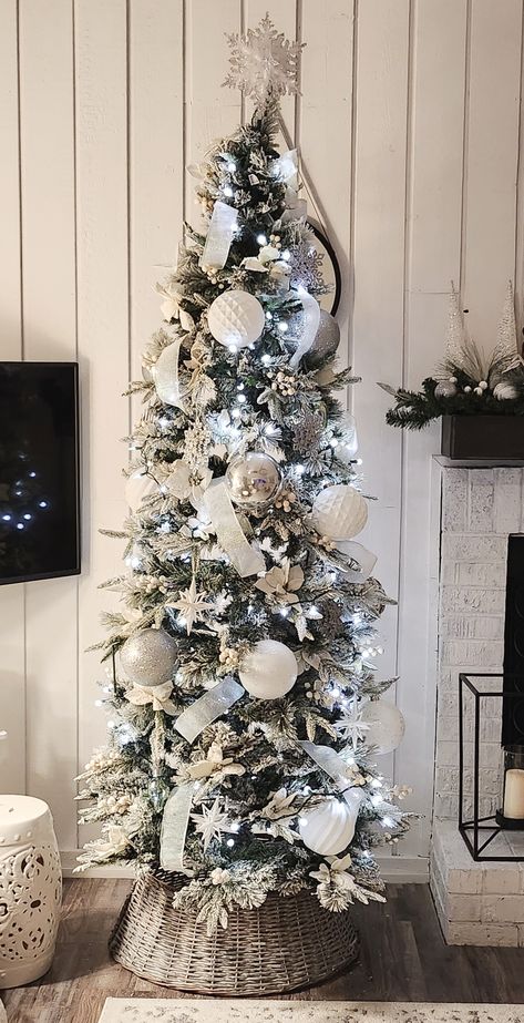 Neutral Pencil Christmas Tree, Decorated Pencil Christmas Trees Ideas, Pencil Trees Decorated, Narrow Christmas Tree Ideas, Small Tree Decorating Ideas, Pencil Christmas Tree Decorated, Slim Christmas Tree Decorated, Pencil Christmas Tree Decorated Ideas, White Pencil Christmas Tree