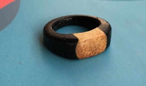 Une bague en bois Resin Jewelry, Leather Bracelet, Hand Carved, Wood, Quick Saves