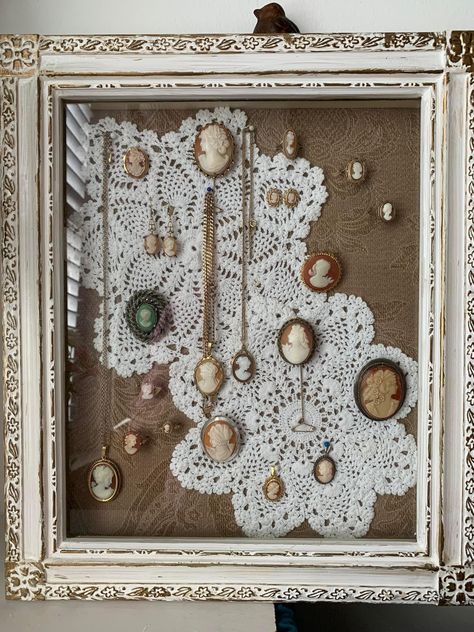 Lace Picture Frame Diy, How To Display Old Jewelry, Vintage Brooch Display, Repurpose Brooches, Brooch Display Ideas, Upcycle Old Jewelry, Picture Frame Upcycle, Jewelry Shadow Box, Family Heirloom Display