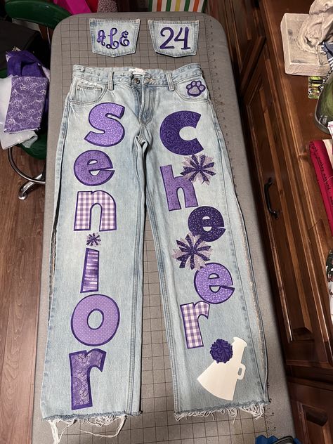 Painted Pants School Spirit, Senior Jeans Ideas High Schools, Senior Painted Jeans, Spirit Jeans, Spirit Pants, Senior Year Diy, Senior Hoco, Senior Jeans, Senior Things