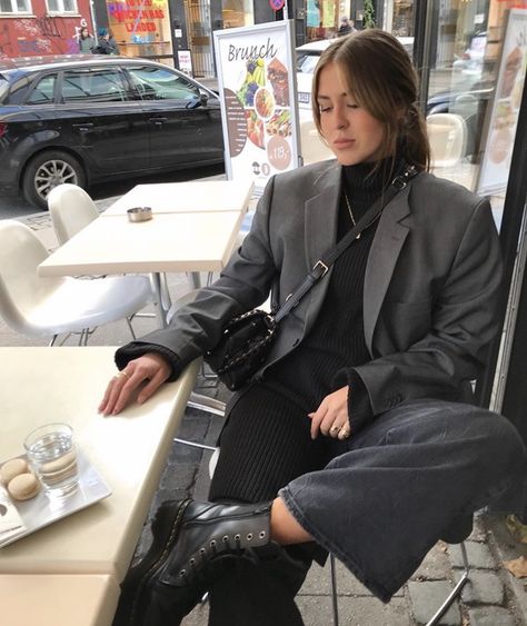 Charcoal Blazer Women, Dark Grey Blazer Outfits For Women, Dark Grey Jacket Outfit, Dark Grey Blazer Women Outfit, Dark Grey Blazer Outfit, Grey Jacket Outfit, Grey Blazer Women, Grey Blazer Outfit, Navy Blue Sweatpants