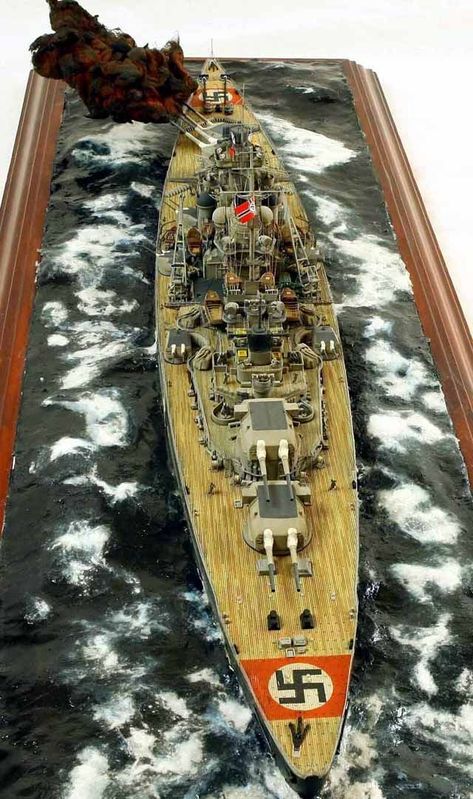 Wiking Autos, Battleship Bismarck, Model Diorama, Model Warships, Scale Model Ships, Military Modelling, Model Hobbies, Military Diorama, Model Paint