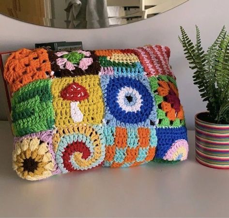 Crochet Patchwork Pillow, Crochet And Embroidery, Crowcore Diy, At Home Crafts For Women, Crochet Room Ideas, First House Ideas, Crochet Pillow Ideas, Crochet Decor Ideas, Diy Decor Bedroom