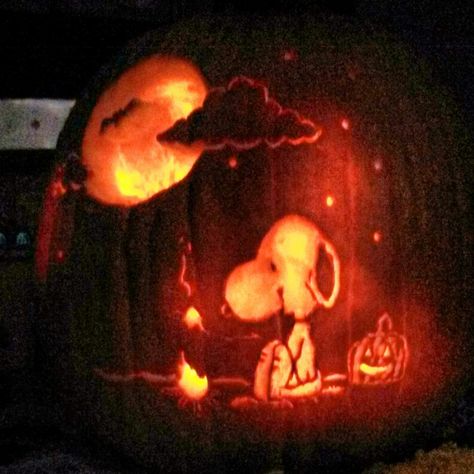 Snoopy pumpkin Pumpkin Carving Ideas Snoopy And Woodstock, Snoopy Jack O Lantern, Pumpkin Carving Snoopy, Snoopy Pumpkin Carving, Peanuts Decor, Unique Pumpkin Carving, Snoopy Pumpkin, Pumpkin Carving Halloween, Diy Pumpkin Carving