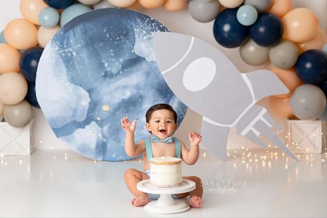 Space Cake Smash, Space Themed Cake, 1st Birthday Decorations Boy, Astronaut Cake, Themed Cake Smash, Cake Smash First Birthday, First Birthday Photoshoot, Cake Smash Theme, Simple Birthday Party