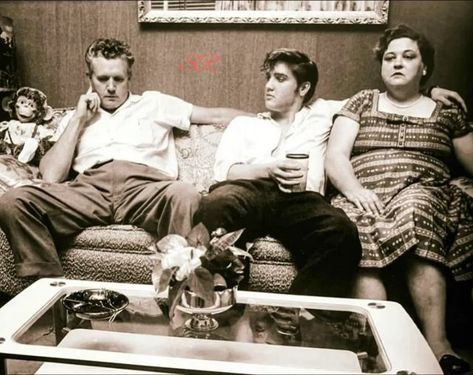 Elvis Presley Parents, Elvis With Fans, Gladys Presley, Elvis Presley Army, Elvis Pictures, Elvis Presley Family, Elvis Sings, Young Elvis, Heartbreak Hotel