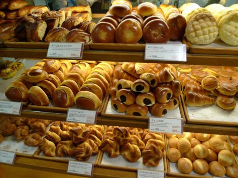 Bread chocolate filled cream horn Japanese Bakery Aesthetic, Japanese Bakery Shop, Chocolate Cornet, Japan Bread, Japanese Supermarket, Melon Bread, Japanese Bakery, Japanese Pastries, Japanese Bread