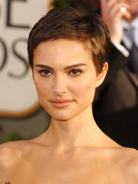 It's the 2006 Golden Globes and Natalie wears her pixie cut smoothed-out. Natalie Portman Short Hair, Androgynous Haircut, Chemo Hair, Hair Evolution, Crop Hair, Short Hair Pixie Cuts, Super Short Hair, Very Short Hair, Short Pixie Haircuts