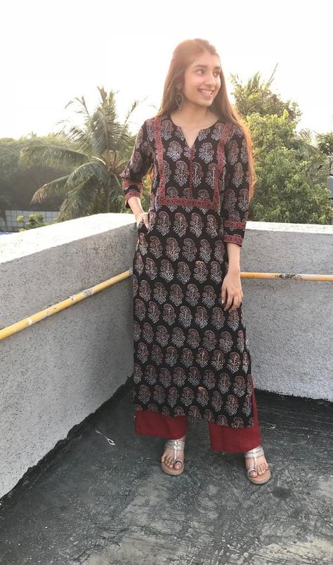 Cotton Suit Designs, Kalamkari Dresses, Indian Kurti Designs, Kurtas For Women, New Kurti Designs, Kurta Patterns, Churidar Designs, Long Kurta, Simple Kurta Designs