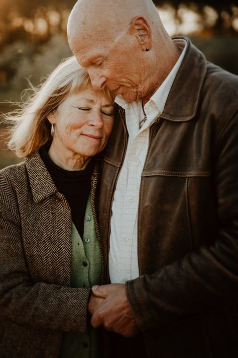 Adult Family Photography, Older Couple Wedding, Old Couple Photography, Older Couple Poses, Older Couple Photography, Adult Family Photos, Grandparents Photography, Extended Family Photography, Shooting Couple