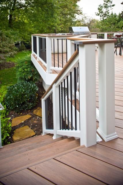 White Trex Deck, Traditional Deck Railing, Trex Deck Designs Color Schemes, Trex Deck Colors For Tan House, Drink Rail Deck, Composite Deck Railing Ideas, Farmhouse Deck Ideas Backyards, Backyard Decks Ideas, Trek Deck Ideas