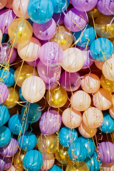 Balloon filled ceiling #wedding #party Balloon Filled Ceiling, Ballons Wallpaper, Balloon Aesthetic, Balloons Aesthetic, Balloon Wallpaper, Ceiling Wedding, Balloon Ceiling, Balloons Photography, Happy Birthday Wallpaper