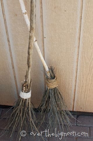 Make your own Witch Brooms out of totally free materials! Altar Cleansing, Magick Altar, Porta Halloween, Witch Brooms, Strašidelný Halloween, Dekorasi Halloween, Witches Broom, Halloween Memes, Lashes Mascara