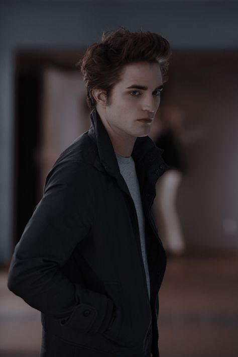 Robert Pattinson Aesthetic Twilight, Twilight Edward Aesthetic, Edward Cullen Twilight, Twilight Bella And Edward, Twilight Scenes, Twilight 2008, Robert Pattinson Twilight, Twilight Saga Series, Twilight Edward