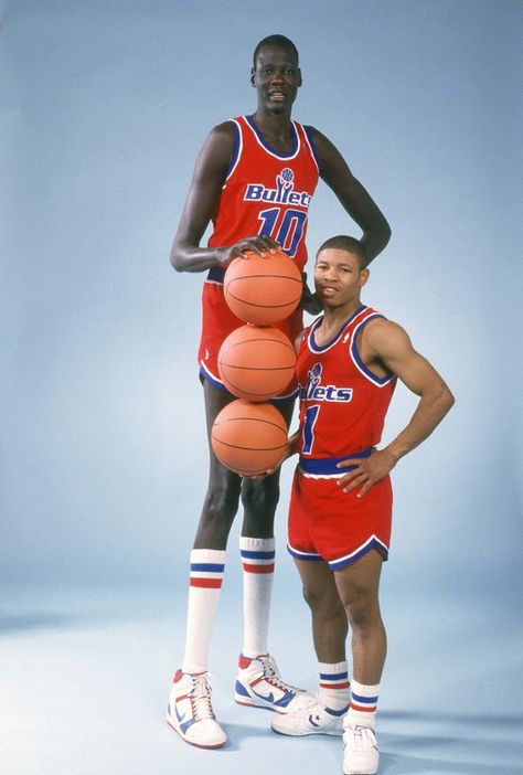 Manute Bol, the tallest player in NBA history at 7'7", next to Muggsy Bogues,... Manute Bol, Muggsy Bogues, Nba Nets, Basketball Pics, Basketball Players Nba, Basketball Photos, Basketball History, Basketball Is Life, Media Day