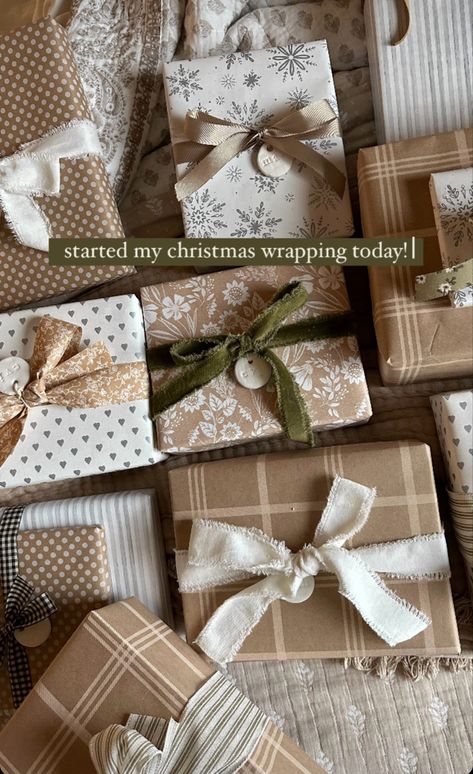 The prettiest vintage-inspired christmas gift wrapping! Velvet ribbon, homemade clay gift tags, neutral colored paper and all the pretty baubles ✨ Christmas Gift Brown Paper, Gift Wrapping Aesthetic Christmas, Velvet Ribbon Gift Wrapping, Natural Wrapping Paper Ideas, Gift Wrapping Paper Ideas, Necklace Wrapping Ideas Gift, Brown Christmas Gift Wrapping, Vintage Gift Wrapping Ideas, Neutral Christmas Gift Wrapping