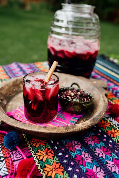 Agua de Jamaica or Hibiscus Tea served in a glass with a big jar next to the tray Bueno Recipes, Hibiscus Tea Benefits, Dried Hibiscus Flowers, Cinnamon Tea, Agua Fresca, Sweet Tart, Hibiscus Tea, Winter Drinks, Fresh Mint Leaves