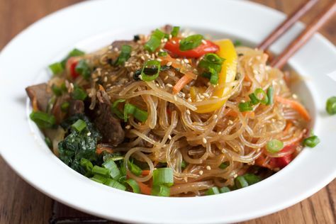 Japchae: Korean Stir Fried Noodles! One of my favorite Korean dishes and so easy to make! I hope you give this recipe a try! Stir Fry Noodles Recipe, Stir Fried Noodles, Korean Stir Fry, Fried Noodles Recipe, Favorite Pasta Recipes, Fried Noodles, Sweet Potato Noodles, Bulgogi Beef, Stir Fry Noodles