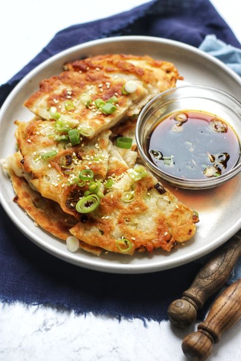 A plate of Chinese Spring Onion Pancakes cut into quarters and served with a simple dipping sauce. Spring Onion Pancake, Spring Onion Recipes, Scallion Pancake Recipe, Onion Pancake, Chinese Street Food, Pancakes Vegan, Scallion Pancakes, Street Food Market, Super Snacks