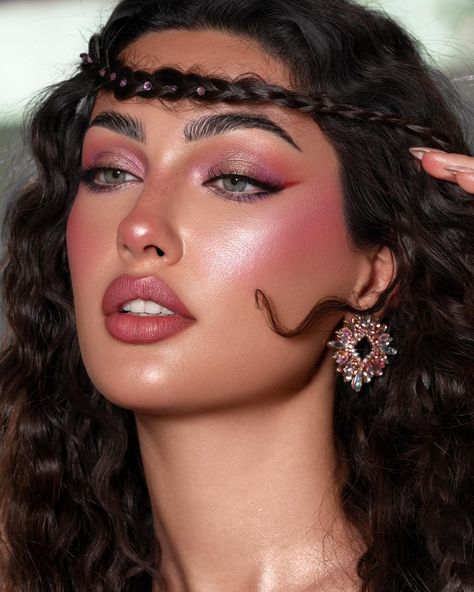 Greek Goddess Makeup Aphrodite, Grecian Photoshoot, Aphrodite Makeup Goddesses, Ren Fest Makeup, Greek God Makeup, Greek Goddess Costume Makeup, Greek Goddess Makeup Look, Goddess Costume Makeup, Aphrodite Face