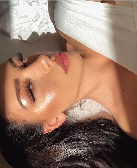 Best Highlighter Makeup, Best Highlighter, Makeup Tip, Beauty Make-up, Glowy Makeup, Highlighter Makeup, Makeup Goals, Free Makeup, Pretty Makeup