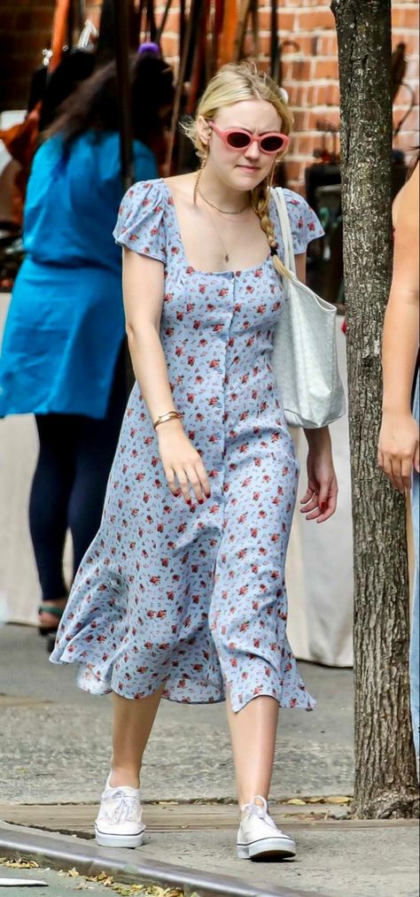 Dakota Fanning Street Style Dakota Fanning Street Style, Dakota Fanning Style, Dakota Style, Street Syle, Dakota And Elle Fanning, Dakota Fanning, Spring Fits, Linda Evangelista, Light Spring