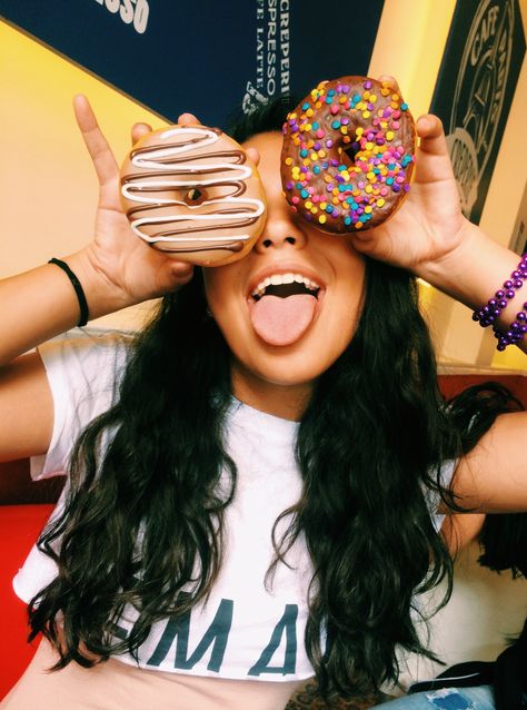 Donut Photos, Donut Store, Doughnut Shop, Dessert Photography, Cute Donuts, Pink Donuts, Food Photography Inspiration, Coffee Pictures, Fun Photoshoot