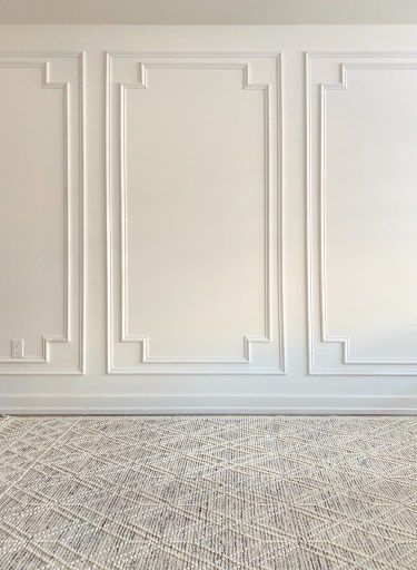 Wainscoting Accent Wall, Frame Wainscoting, Ruangan Studio, Picture Frame Wainscoting, Wall Molding Design, Wainscoting Wall, Diy Picture Frame, Paneled Walls, Picture Molding