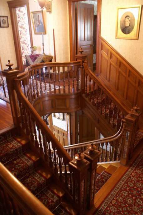 c. 1900 Queen Anne - Fleischmanns, NY (George F. Barber) - $299,000 - Old House Dreams Wooden Staircase, Old House Interior, Victorian Interior, Victorian Interiors, Old House Dreams, Historic Home, Staircase Design, Historic Homes, Dream Home Design