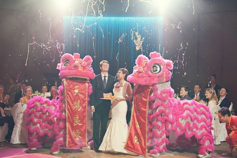 Chinese wedding lion dance! Dance At Wedding, Chinese Banquet, Chinese Wedding Decor, Chinese Lion Dance, Chinese Bride, Chinese Lion, Traditional Chinese Wedding, Dragon Dance, Lion Dance