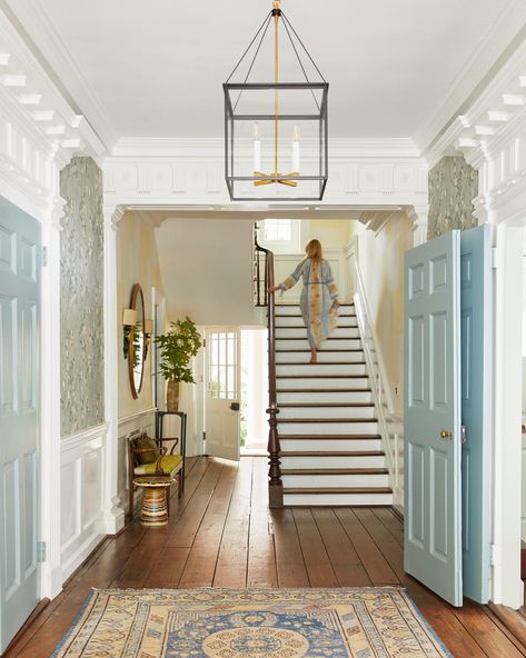 A Historic Charleston Residence Rediscovers Its Youth—and, Yes, It Still Has Swag-and-Tail Curtains Historic Home Interior Design, Southern Design Interior, Grand Millennial Foyer, Historic Home Design, Charleston Houses Interior, Charleston Sc Interior Design, Charleston Dining Room, Charleston Home Aesthetic, Charleston Entryway