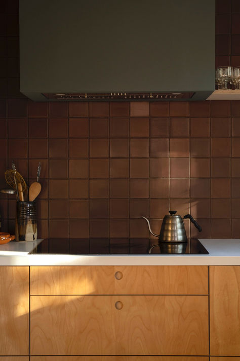 Plykea birch plywood kitchen fronts paired with circular semi-recessed handles Birch Plywood Kitchen, Japandi Style Kitchen, Terracotta Kitchen, Ikea Units, Moms Kitchen, Minimize Clutter, Circle Handle, Plywood Kitchen, Ikea Kitchen Cabinets