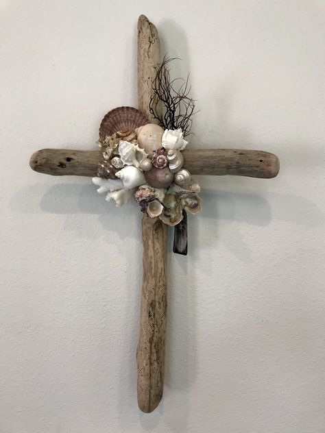 Driftwood Cross, Wooden Cross Crafts, Sand Dollar Art, Seashell Cross, Shell Cross, Sea Shells Diy, Christmas Signs Diy, Beach Themed Crafts, Driftwood Diy