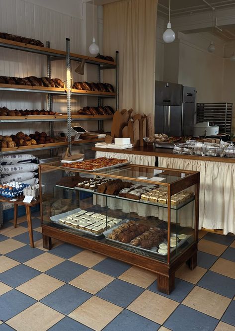 Deli Shop Design, French Bakery Aesthetic, Coffee And Bakery, Traditional Bakery, Coffee Shop Bakery, Bakery Coffee Shop, Coffee Bakery, Café Starbucks, Cafe Idea