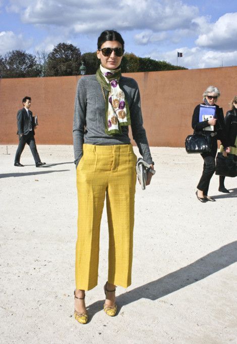 Why Not . . . Build a Versatile Wardrobe? Mustard Pants, Giovanna Battaglia, Street Style Parisian, Yellow Pants, Looks Street Style, Gray Sweater, Looks Chic, Inspired Outfits, 가을 패션