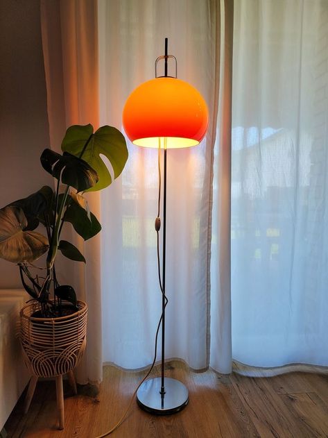 Retro Floor Lamp Living Room, Retro Living Room 1970s Vintage, Vintage Mid Century Modern Living Room, Modern Space Age Interior, Mid Century Modern Atomic Decor, Cool Standing Lamps, 60s Floor Lamp, Midcentury Modern Lamps, Retro Lounge Room