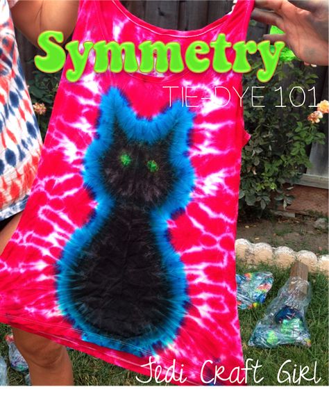 Jedi Craft Girl: Tie-Dye 101 {Symmetry}  Great tute from Jedi Craft Girl! Tie Dye Folding Techniques, Barbie Products, Tie Dye Tutorial, Dye Projects, Tie Dye Shirts Patterns, Tye Dye Patterns, Diy Tie Dye Techniques, Diy Tie Dye Designs, Tie Dye Patterns Diy