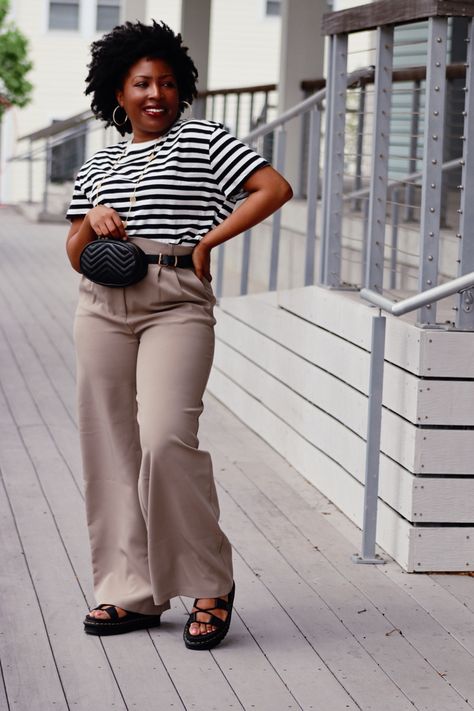 Striped Tee Outfit Summer, Black And White Striped Tee Outfit, White And Black Striped Shirt Outfit, How To Style Striped Shirt, Black And White Striped Shirt Outfit, Khaki Pants Outfit Ideas, Striped T Shirt Outfit, Black Striped Shirt Outfit, Stripe Top Outfit