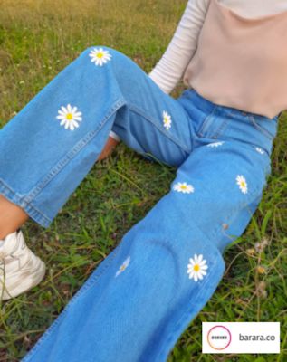 Painting Denim Jeans, Fun Jeans Outfit, How To Paint Jeans, Dream Clothes Aesthetic, Painting Ideas On Clothes, Painted Jeans Diy, Painted Blue Jeans, Paint On Clothes, Painting On Jeans