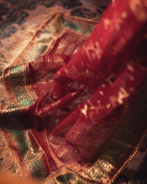 South Indian Saree Aesthetic, Indian Sari Aesthetic, Indian Saree Aesthetic, Sari Aesthetic, Post Reference, Story Boarding, South Indian Silk Saree, South Asian Aesthetic, Katan Saree