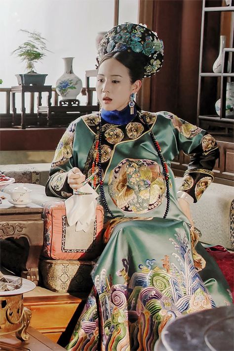 Qing Dynasty Hanfu, Historical Chinese Clothing, Qing Dynasty Fashion, Qing Dynasty Clothing, Chinese Dynasty, Dynasty Outfits, Ruyi's Royal Love In The Palace, Medieval Woman, Ancient Chinese Clothing