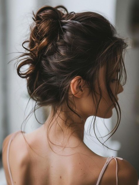 Messy Bun Styles for Medium Hair - Quick and Chic Bun Tutorial Curly Hair, Messy Bun Tutorial Curly Hair, Shoulder Length Bob Haircut, Messy Bun Tutorial, Wavy Hairstyles Medium, Lazy Hairstyles, Second Day Hairstyles, Stylish Short Haircuts, Hair Fixing