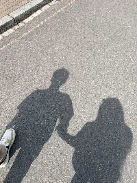 Cute couple holding hands. Couple / couple pictures / cute / summer / love Couple Hugs Aesthetic Faceless, Tall Boyfriend Pictures, Arms Around Waist Hug, Tall And Short Couple Hugging, Small Hand And Big Hand Couple, Tall Couple Aesthetic, Height Difference Couple Aesthetic Faceless, Cute Height Difference Couples, Cute Couple Pics Faceless