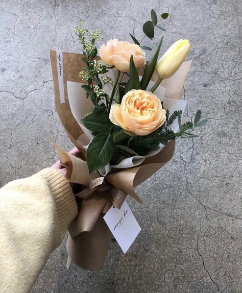 Mini Flower Bouquet Aesthetic, Flower Bouquet Minimal, Mini Wrapped Bouquet, Small Buque Ideas, Small Wrapped Bouquet, Mini Floral Bouquets, Thank You Flowers Bouquet, Small Hand Tied Bouquet, Small Graduation Bouquet